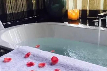 青岛黄岛区水疗池中的失重冥想：当身体学会漂浮